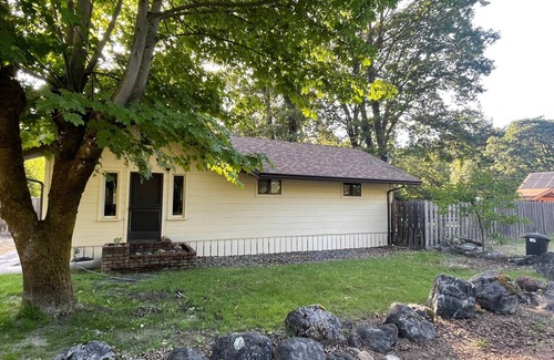 Willow Creek House | 2/1 House With Deck- Trail To River With Amazing Sandy Beach- Solar Heated Pool
