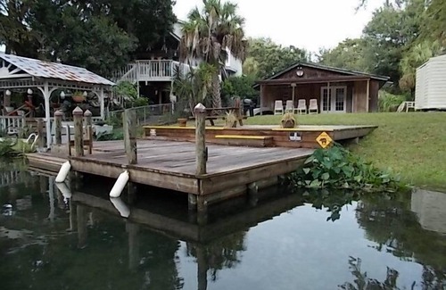 Weeki Wachee Gardens Cabin | 2/2 CABIN Directly on the Weeki Wachee River, Kayaks and a Canoe for Family Fun!