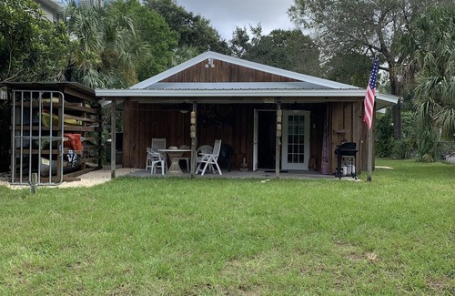 Weeki Wachee Gardens Cabin | 2/2 CABIN Directly on the Weeki Wachee River, Kayaks and a Canoe for Family Fun!