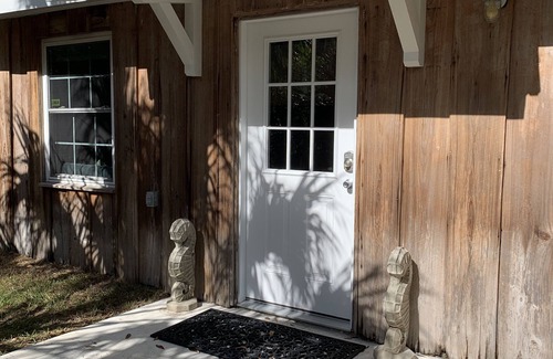 Weeki Wachee Gardens Cabin | 2/2 CABIN Directly on the Weeki Wachee River, Kayaks and a Canoe for Family Fun!