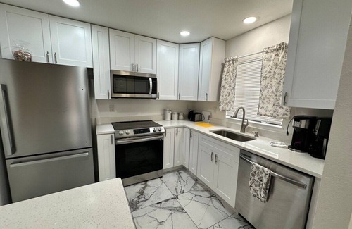 Oakland Hills House | 2/2 Duplex on CANAL all updated; new furniture,
