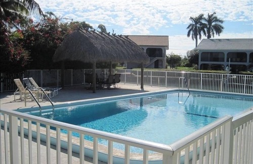 Marathon House | 2/2 Duplex, Pool,Tiki Hut, Duck Key Clean wide Canal