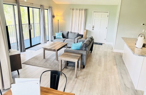 Homosassa House | 2,2 Stilted House on private peninsula. Renovated June '23.