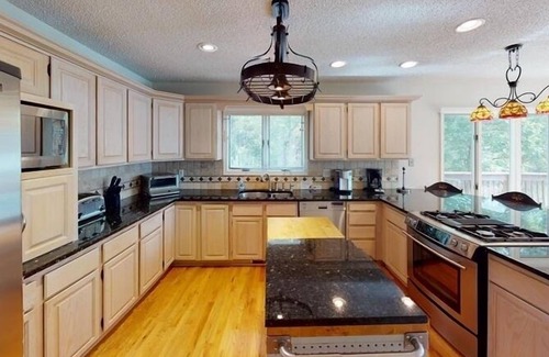 Huddleston House | 2-3 Night Minimum for ANY REMAINING DATES! Come Visit 'RendezVIEW'!