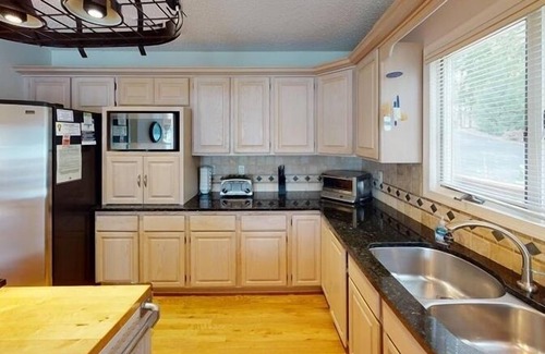 Huddleston House | 2-3 Night Minimum for ANY REMAINING DATES! Come Visit 'RendezVIEW'!