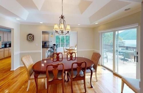 Huddleston House | 2-3 Night Minimum for ANY REMAINING DATES! Come Visit 'RendezVIEW'!