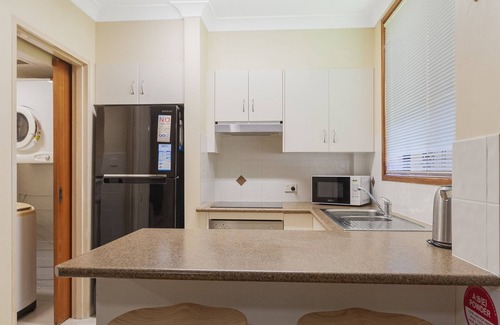 Tweed Heads Apartment | 2/8 Banks Avenue - Easy walk to Tweed Heads Bowls club and Tweed Centro shopping centre