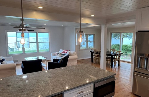 Valley Lee House | 2 Acre Oasis with Private Beach! Family and dog friendly!