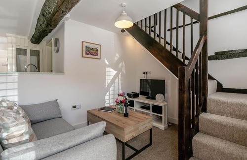 Shrewsbury House | 2 Bank Farm Mews