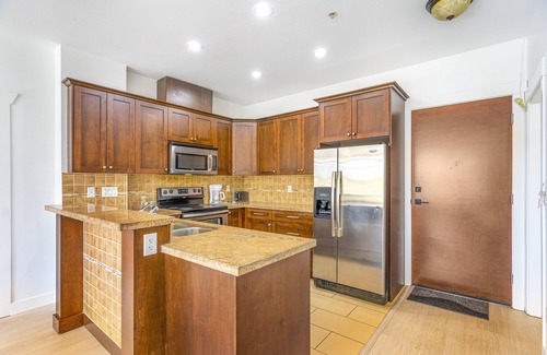 Surrey Apartment | 2 BD + Den Unique and Private space(208)