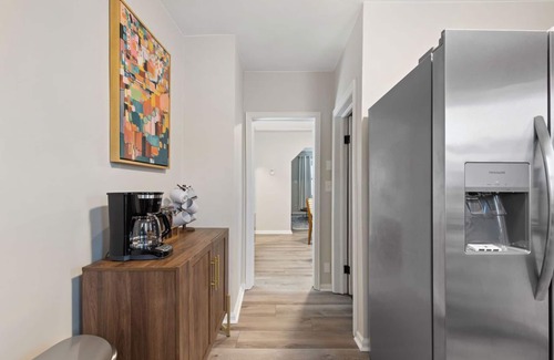Wyandotte House | 2 BD Home Fast Wi-Fi Wyandotte/Detroit Rivern