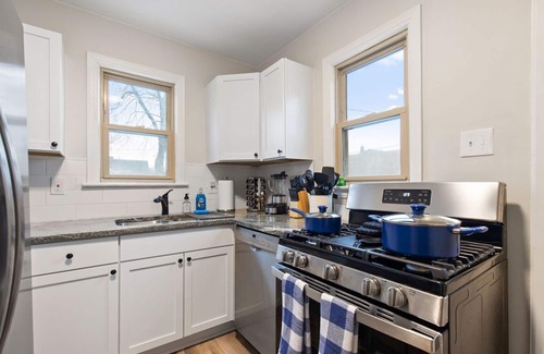 Wyandotte House | 2 BD Home Fast Wi-Fi Wyandotte/Detroit Rivern