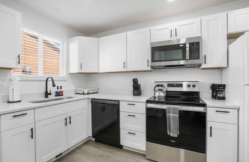 West Valley City House | 2 Bdr 1 Ba Close 2 Airport & SLC