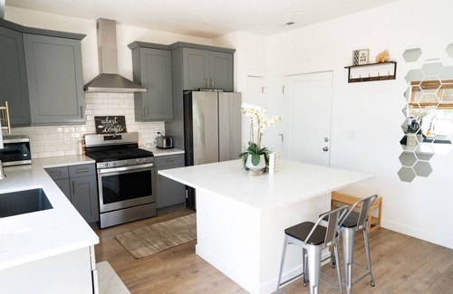 American Fork House | 2 Bdr 2.5 Bath Mnt View Backyard for 6 Guests