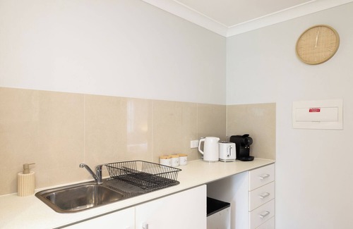Rocklea Apartment | 2 Bdr Apt! Garage! Espresso! GST Credits! 373B2