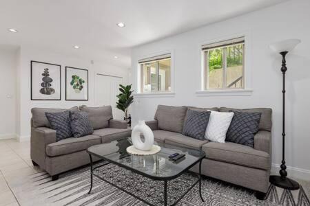 Canyon Heights House | 2 bdr Cozy Suite in North Van