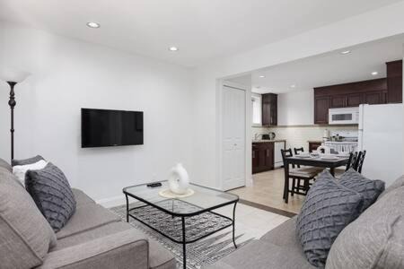 Canyon Heights House | 2 bdr Cozy Suite in North Van