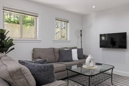 Canyon Heights House | 2 bdr Cozy Suite in North Van