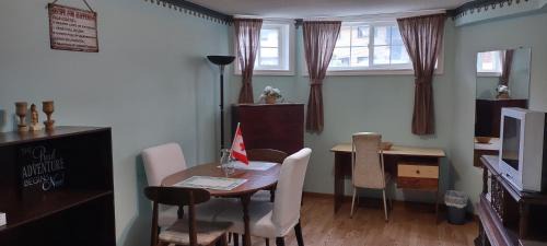 Hamilton Apartment | 2 bdrm apartment 3 min walk to McMaster University