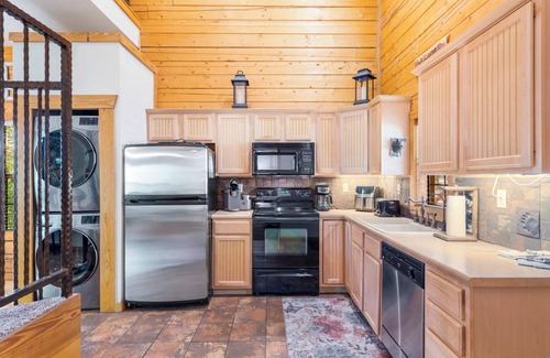 Branson Theater District Cabin | 2 BDRM + Loft Cabin, Near HWY 76 Shows & Shopping! Ticket and Golf Discounts!