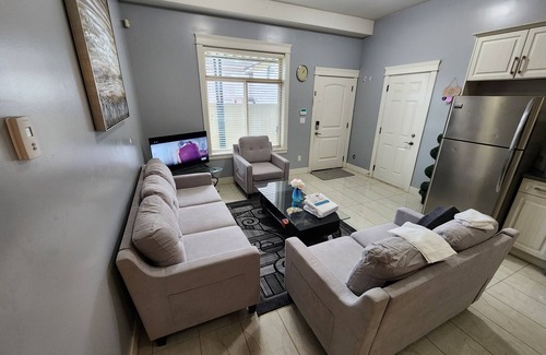 Surrey House | 2 bdrm Private entrance Ground floor Spacious Suite with free parking & wi-fi