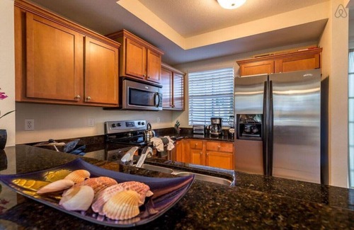 Ruskin Condo | 2 bdrm! Sleeps 7! 5-7 min walk to beach, pools, fitness center, onsite restaurants!