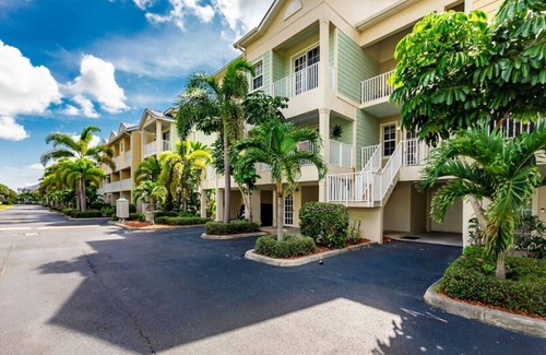 Ruskin Condo | 2 bdrm! Sleeps 7! 5-7 min walk to beach, pools, fitness center, onsite restaurants!