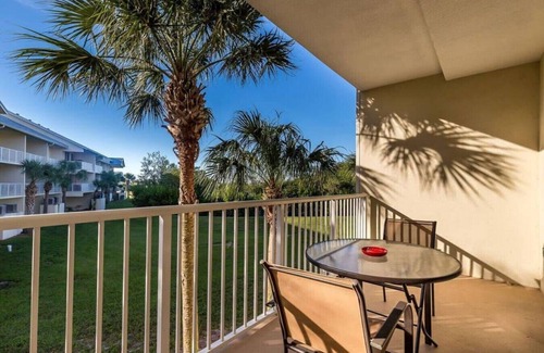 Ruskin Condo | 2 bdrm! Sleeps 7! 5-7 min walk to beach, pools, fitness center, onsite restaurants!