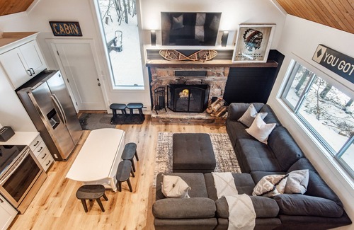 Sundance Cabin | 2 Bdrm w/Loft Walk to Ski Run Hot Tub Fireplace
