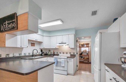 Walsingham House | 2 bed 1 bath full kitchen and living room retreat