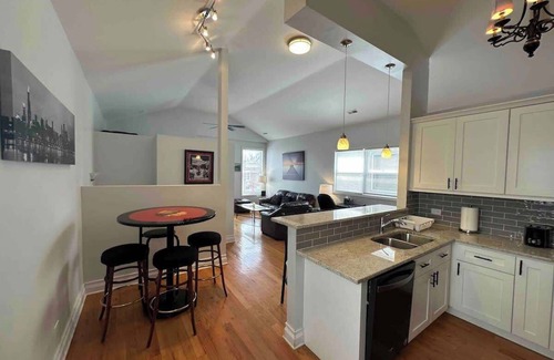 Near West Side Apartment | 2-Bed 2-Bath Apt | close to UC w/Free Parking