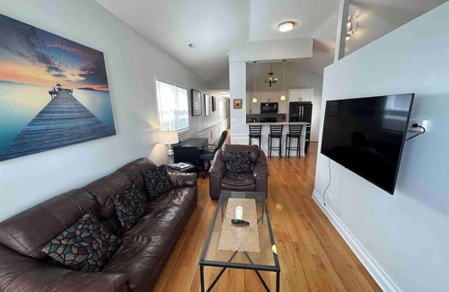 Near West Side Apartment | 2-Bed 2-Bath Apt | close to UC w/Free Parking