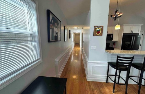 Near West Side Apartment | 2-Bed 2-Bath Apt | close to UC w/Free Parking