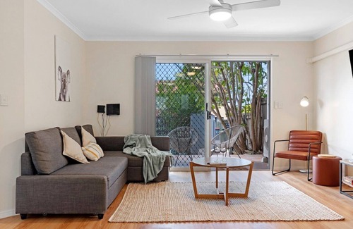 Chermside Apartment | 2 Bed/2 Bath Apt, Walk to Westfield, Hospitals