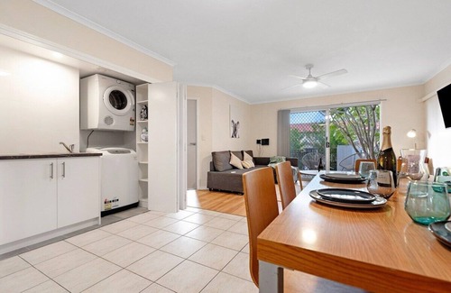 Chermside Apartment | 2 Bed/2 Bath Apt, Walk to Westfield, Hospitals