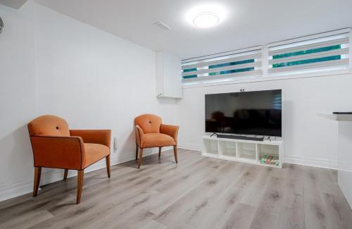 Clarkson-Lorne Park House | 2 Bed 2 Bath Bunglow in Mississauga Yyz PortCredit