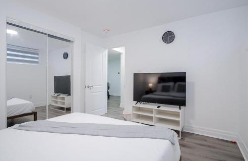 Clarkson-Lorne Park House | 2 Bed 2 Bath Bunglow in Mississauga Yyz PortCredit