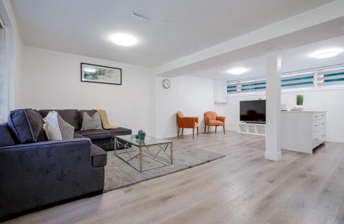 Clarkson-Lorne Park House | 2 Bed 2 Bath Bunglow in Mississauga Yyz PortCredit