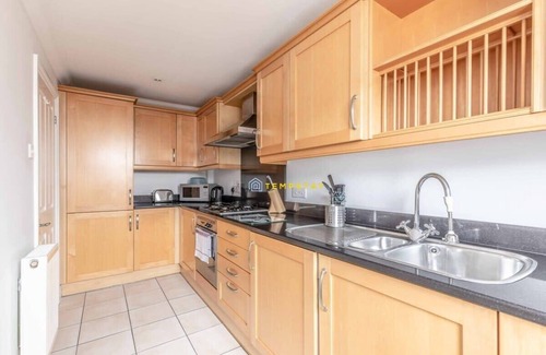 Windsor City Centre Apartment | 2 BED/2 BATH & FREE PARKING! ❤ CENTRAL WINDSOR ❤