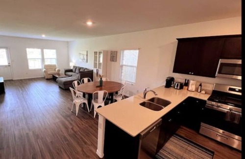 Bastrop House | 2 Bed 2 Bath, Pet Friendly 4 minutes to food/shops