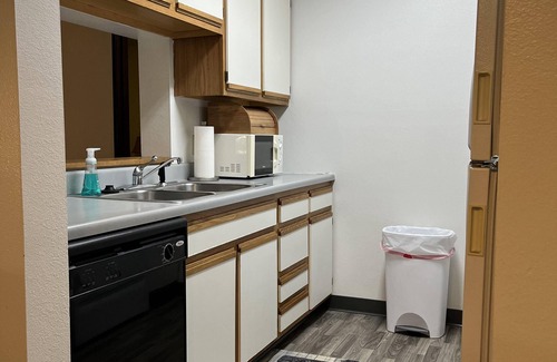 Cedar Rapids - Iowa City House | 2 bed 2 bath Spacious Apartment Downtown CR