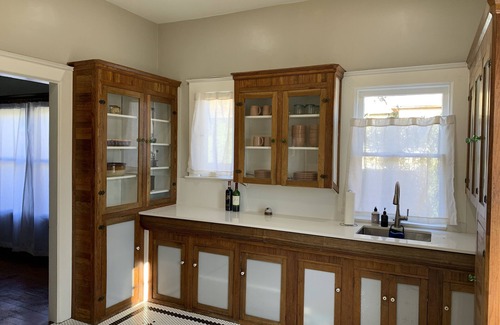South Park House | 2 bed/2bath Desert Victorian house, downtown