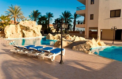 Oroklini Apartment | 2 bed Apartment Overlooking Pool - Oroklini