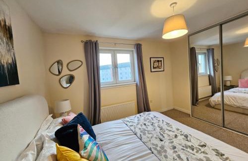 Longcroft Apartment | 2 Bed Apt, 4 beds with Parking