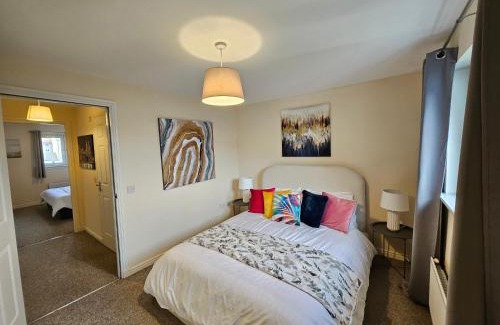 Longcroft Apartment | 2 Bed Apt, 4 beds with Parking