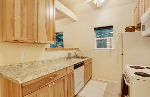Snoqualmie Pass Apartment | 2-Bed Apt Sleeps 6, dogs welcome, fast internet