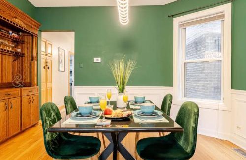 Lakeview Apartment | 2 Bed Apt w/Office, Free Parking, Near Wrigley