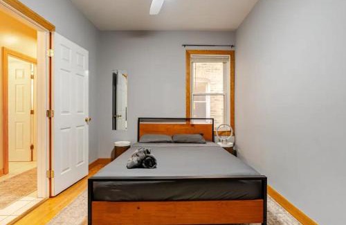 Lakeview Apartment | 2 Bed Apt w/Office, Free Parking, Near Wrigley
