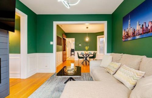 Lakeview Apartment | 2 Bed Apt w/Office, Free Parking, Near Wrigley