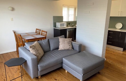 Bar Beach Apartment | 2 Bed Bar Beach apartment, stroll to beach & cafes